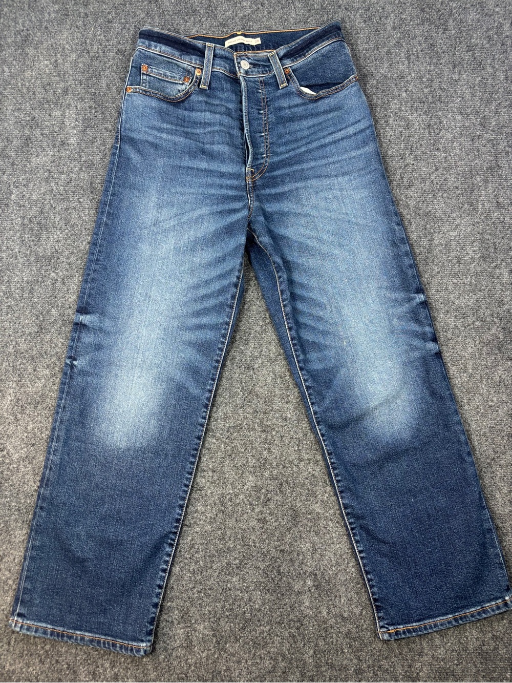Levi's Ribcage Straight Ankle Jeans with a button fly W28-L27